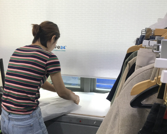 23일 서울 신당동 카페24 창업센터 사무실에서 '투잡족'인 전주희 리얼웨이 대표가 상품 배송을 위한 포장 작업을 하고 있다.  카페24 제공